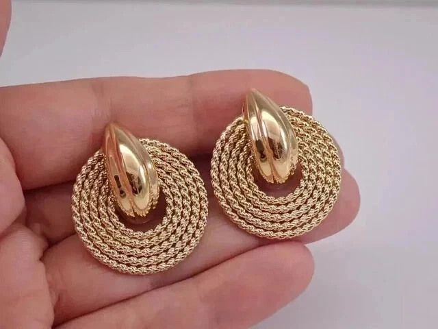 Pendientes enchapados en oro amarillo de 14K Estate grandes con diseño de cuerda de disco cierre Omega Foto 1 de 4