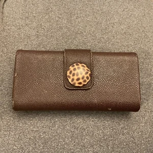 "Frizione spazzola da viaggio Laura Mercier in ciottoli marrone scuro 8,5"x4,5"x1,5" - Foto 1 di 3