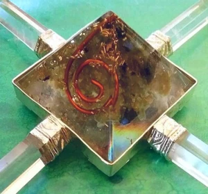 ORGONE LABRADORITE PYRAMID ENERGY GENERATOR WITH CRYSTAL POINTS & FLOWER OF LIFE - Picture 1 of 5