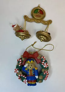 (2) Christmas Ornaments Fun On A Big Scale`Tipping The Scales Bear In Wreath - Picture 1 of 8