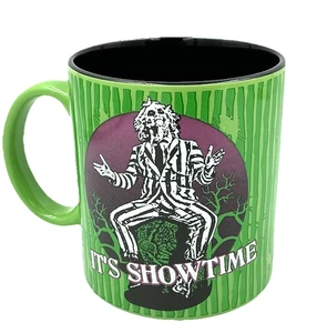 Beetlejuice Kaffeebecher "It's Showtime!" Große 20 Unzen Grün Keramik Bürotasse - Bild 1 von 4