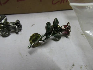[B39] 2 Rosen Rosen Metall Anstecknadeln, Pinbacks - Bild 1 von 4