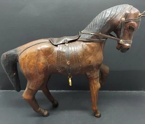 Vintage Holz geschnitzt Pferd mit Sattel Leder umwickelt 7" Statue Figur Reiter - Bild 1 von 5