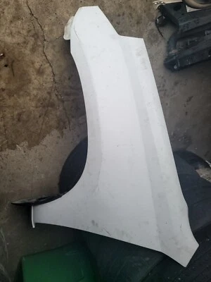 Toyota RAV4 2002 guardabarros lateral del conductor 145 k Foto 1 de 3