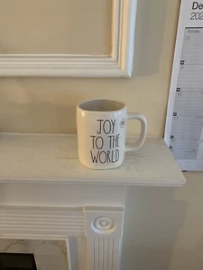 NEU Rae Dunn Keramik doppelseitig "JOY TO THE WORLD" JESUS IN A MANGER TASSE 2023 - Bild 1 von 2
