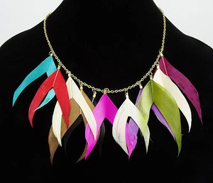 Llamativo Nuevo Collar con una Serie de Plumas Vivas Coloridas Nuevo con Etiquetas #N2618 - Imagen 1 de 2