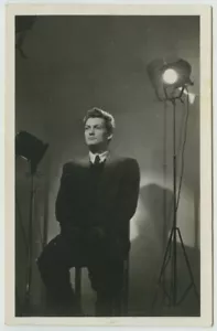 Jean Marais sous les projecteurs chez le photographe. Années 30. Cinéma. - Foto 1 di 1