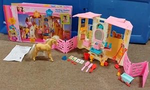 Juego de establo de estilo Barbie 2002 vintage y caballo bebé - Imagen 1 de 19