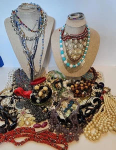 Vintage Nachlass alle Gebrauchsspuren oder Wiederverkauf riesiges Modeschmuck-Set 87 Teile 6 Pfund 1 Oz - Bild 1 von 8