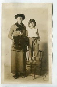 Donna con manicotto in pelliccia, bambino con grande cappello, cartolina d'epoca RPPC - Foto 1 di 2