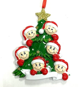 Personalisierter Weihnachtsschmuck "Kinder am Baum" 6er Familie mit Geschenktüte - Bild 1 von 4