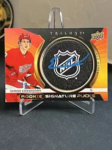 Simon Edvinsson 2023-24 UD Trilogie Rookie Signature Pucks/3 NHL Shield #RSP-SE - Bild 1 von 2