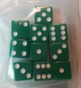 Grüne Würfel mit weißen Kernen für Mathelehrer Klassenzimmer - Bild 1 von 1