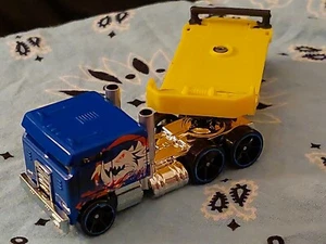 ATTRACTIVE & FUN CAGED CARGO TRACTOR TRAILER BY MATTEL 5.5' TOTAL LENGTH, 2O13 - Picture 1 of 12