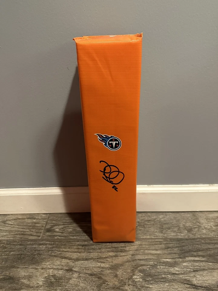 DELANIE WALKER SIGNED TOUCHDOWN PYLON TENNESSEE TITANS JSA STICKER COA AUTO Foto 1 de 2