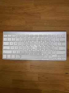 Apple Portable Keyboard 11 Inches Silver Battery Powered Model A1255 - Picture 1 of 3