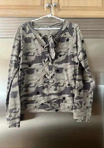 SUDADERA MONROW OLIVA CAMUFLAJE CAMUFLAJE/NEGRO ESTRELLAS OJALES CON LAZO CUELLO TALLA S - Imagen 1 de 10