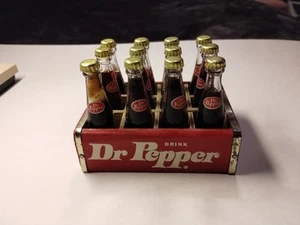 12 Miniatur 3" Dr. Pepper Flaschen in Holzkiste Metall gebändert - Bild 1 von 3