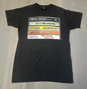 Camisa Nirvana S Negra Banda Gráfica Camiseta Música Rock Grunge Casete CINTA - Imagen 1 de 4