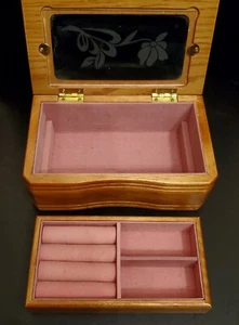 Caja de joyería/baratija vintage de madera de tilo con flores de vidrio grabado y tapa con bisagras - Imagen 1 de 8