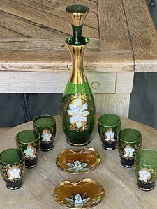 Juego de seis vasos de jarra de vidrio verde veneciano bohemio pintados a mano detalles dorados - Imagen 1 de 23