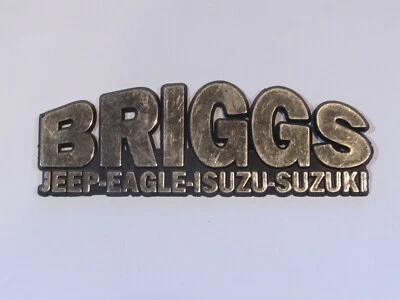 Etiqueta emblema de plástico vintage Briggs Jeep Eagle Manhattan Kansas distribuidor KS Foto 1 de 2