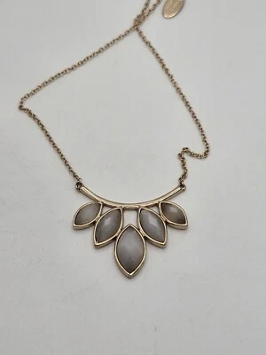 Collar Delicado Colgante Geométrico Vidrio Tono Dorado Marcia Moran  Foto 1 de 4