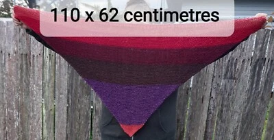 Mantón de oración, mantón triangular, tejido a mano, hilo de lana e acrílico, degradado de vino  Foto 1 de 4