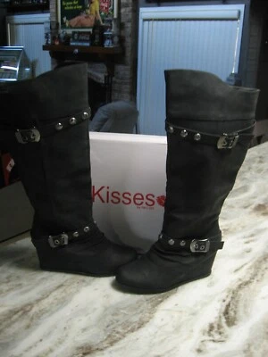 KISSES BY TWO LIPS - TOO NATASHA BOTAS NEGRAS INSPIRADAS EN MOTO PARA MUJER TALLA 10 NUEVAS EN CAJA Foto 1 de 4