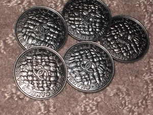 CHANEL PARIS CAMBON 5 CC LOGOTIPO FRONTAL AUTÉNTICO BOTONES PLATA OSCURA LOTE 20 MM LOTE DE CINCO - Imagen 1 de 5
