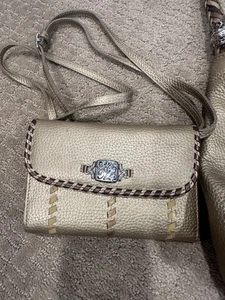 BRIGHTON CROSSBODY GOLD LEDER GELDBÖRSE MIT RIEMCHEN WEISS MIT BÄNDERN Nähte - Bild 1 von 6