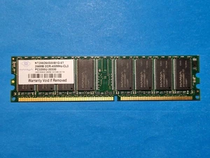 Memoria Ram NANYA 256MB DDR 400MHZ CL3 PC3200U NT256D64S88B1G - 5T - Foto 1 di 2