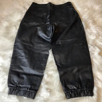 Pantalones de chándal para mujer ZARA Barrell negros imitación cuero cintura elástica tobillo recortado Foto 1 de 4