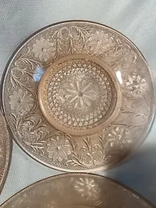 4 Vintage Indiana Glas Diadem Sandwich Glas Rosa Gänseblümchen Groß 10,5" Teller Neu aus altem Lagerbestand 10947 - Bild 1 von 3