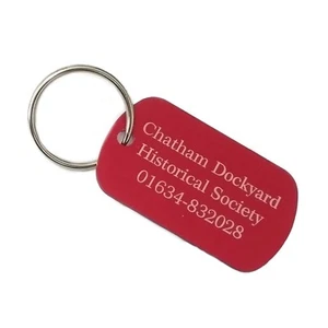 rechteckig rot Metall Hotel Schlüsselanhänger Etikett Ring - personalisierte Zimmernummer Adresse - Bild 1 von 6