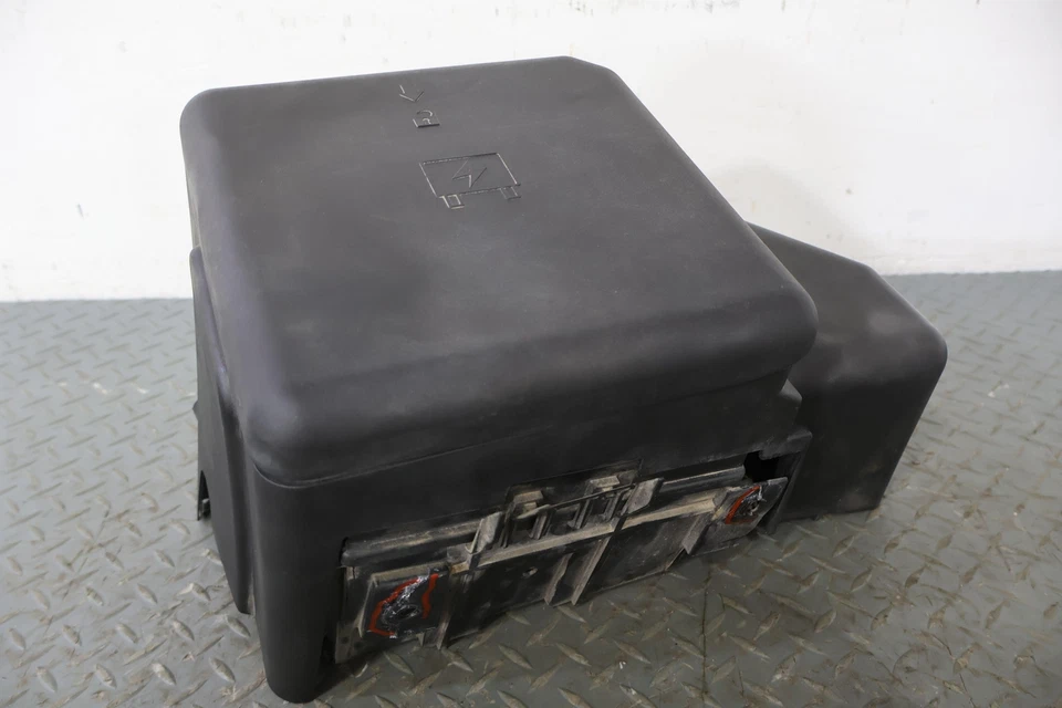 99-02 Cadillac Escalade 5.3L LM7 Engine Fuse Relay Junction (15055395) Repairs - Image 1 of 4