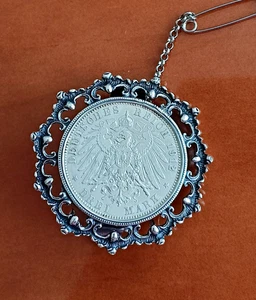 Antica spilla gonna tradizionale da donna argento 835 - moneta Guglielmo II tedesco - Foto 1 di 8