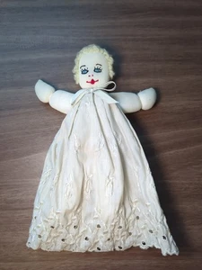 Vintage handgefertigte Stoffpuppe ~ besticktes Gesicht ~ Spitzenkleid ~ 8 Zoll weiche Stoffpuppe - Bild 1 von 7