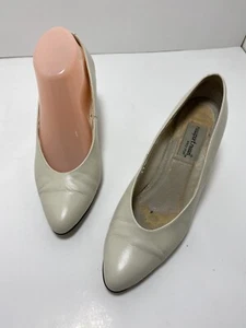 NEWPORT NEWS White CLASSIC HEELED PUMPS IN 8.5M 2 1/2” Heel - Picture 1 of 7