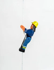 Holzspielzeug Kletterfigur Feuerwehrmann neu Höhe=6,5 (Kletterseil ca 45 cm)cm - Picture 1 of 3