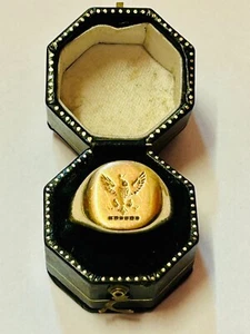 “Anello in oro massiccio 9 ct con sigillo aquila intaglio” pesante 8,8 g misura N e 1/2 - Foto 1 di 12
