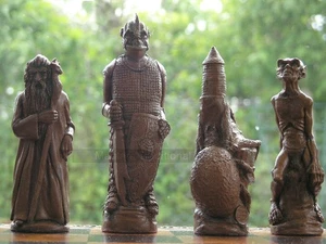 Lord of the Rings Berkeley Chess Set with 5 inch King - Cream and Brown (UK) - Picture 1 of 1