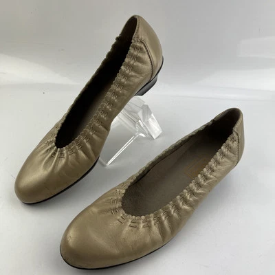 Mocasines planos de ballet elásticos de cuero dorado Munro American tacón de gatito para mujer 8 M Foto 1 de 4