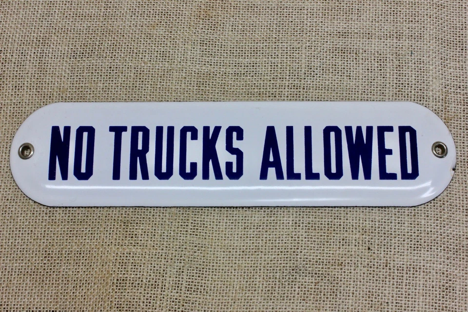 Antiguo letrero de porcelana "NO SE PERMITEN CAMIONES" azul sobre blanco vintage años 20 antiguo Foto 1 de 4