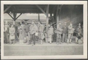 Soldados y civiles japoneses hombres mujeres estación de ferrocarril años 40 instantánea original - Imagen 1 de 1