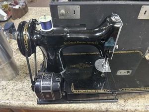 Vintage Singer Featherweight 221 Sewing Machine w/ Case & Accessories - Picture 1 of 14