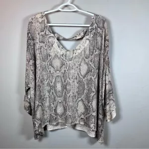 POL Gray Snakeskin Pattern Lightweight V-Neck Oversized Sweater Women's Size S - Picture 1 of 7