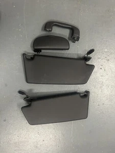VAUXHALL ASTRA VXR NEGRO INTERIOR PARASOL PAR Y SOPORTE PARA CRISTAL MK5 2008 - Imagen 1 de 3