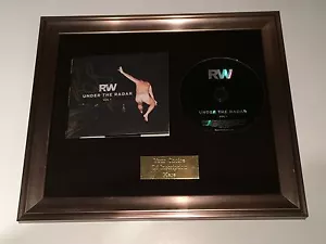 SIGNIERT/AUTOGRAPHIERT ROBBIE WILLIAMS - UNDER THE RADAR VOL 1 GERAHMTE CD PRÄSENTATION - Bild 1 von 3