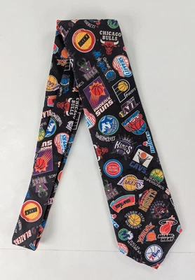 Corbata vintage con logotipos de la NBA de Surrey Wallywear 55"x3,75" con estampado total de baloncesto 1994 Foto 1 de 4